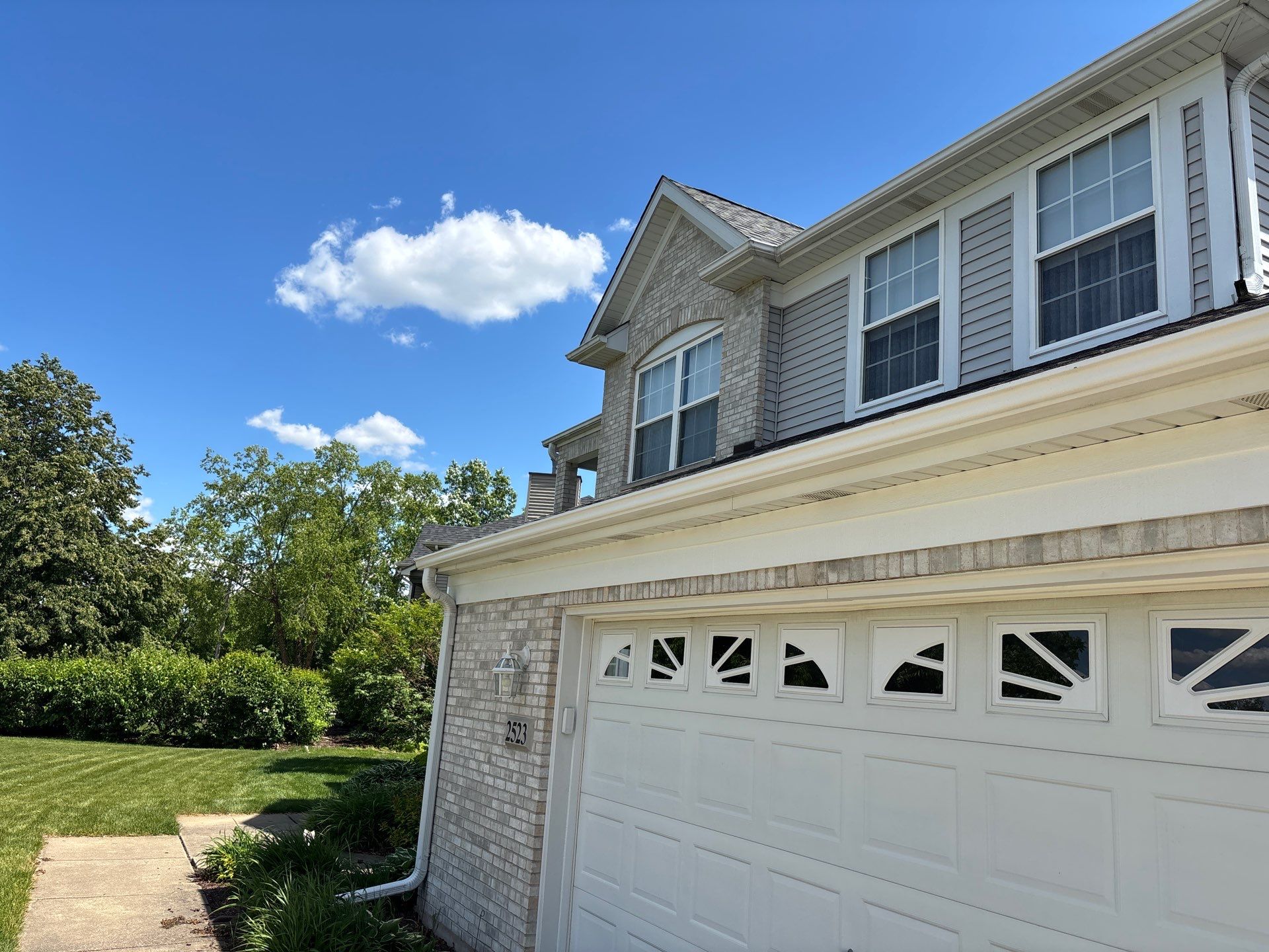 Professional painting project — Suburban House Vinyl Siding Thermal Expansion
